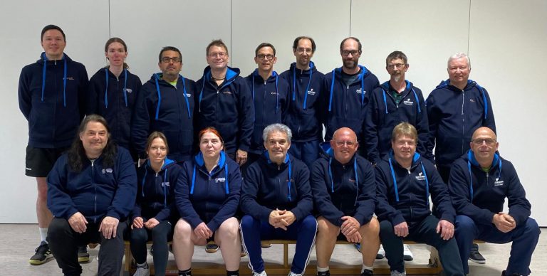 Gruppenbild Tischtennisabteilung SG Sandbach mit den neuen Hoodies
